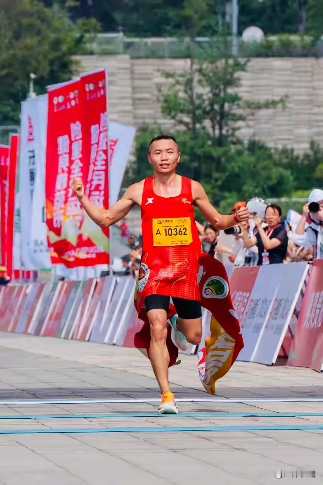 卫冕成功！贵州选手岑万江以2小时20分33秒拿到贵阳马拉松冠军，捍卫主场荣誉，而