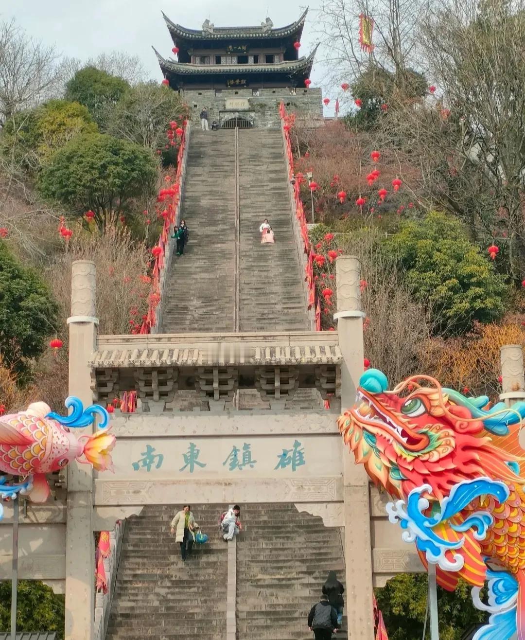 总有一个地方，会在你心中留下深深地烙印，拥有着你最快乐的时光。
总有一个人，即使