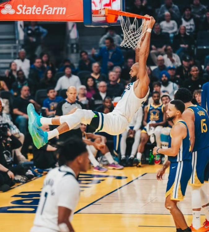 库里复出无奈空砍，戈贝尔高效统治禁区。
没有华子，没有问题；库里本场迎来复出，军