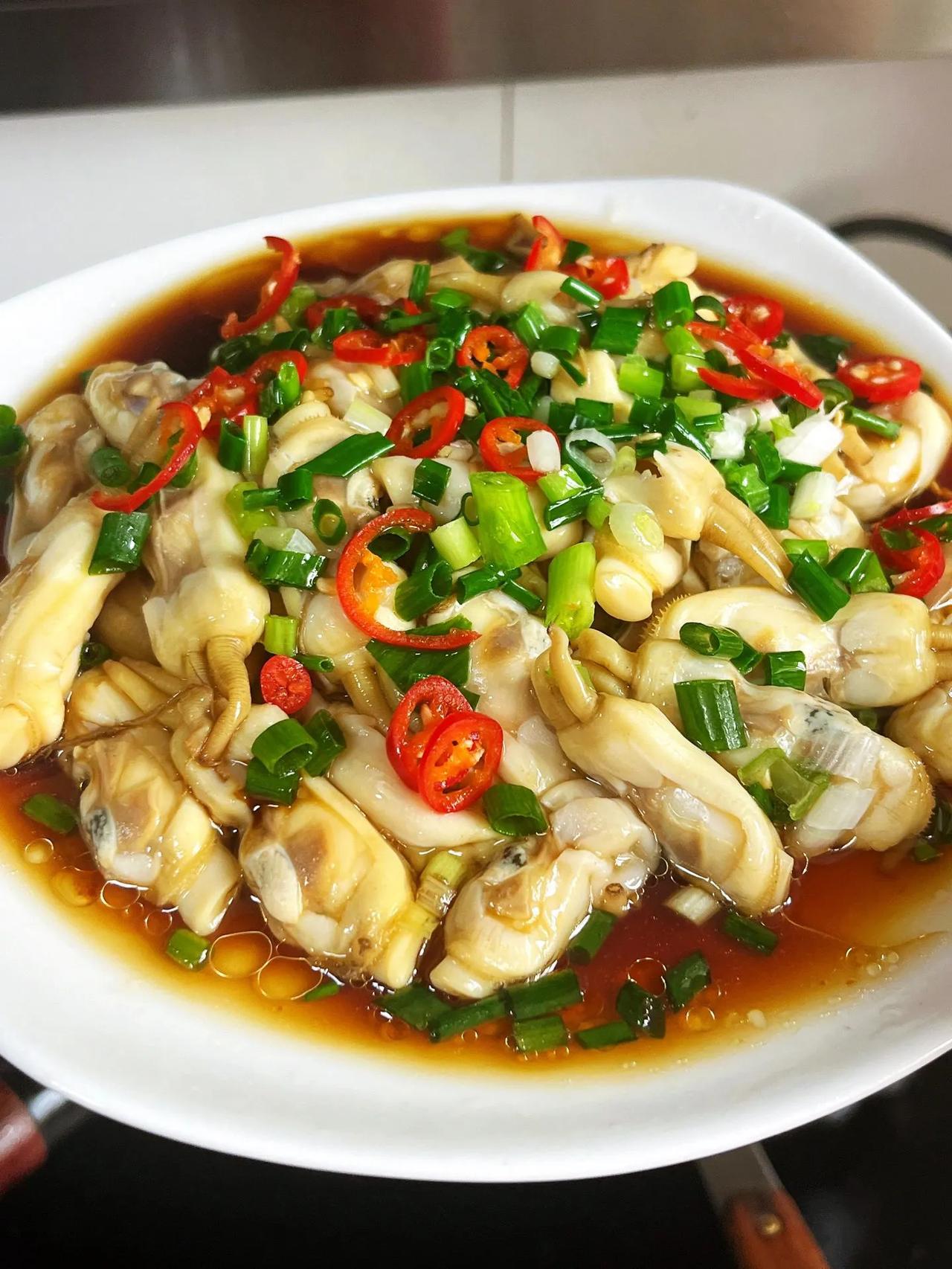 一定要试试这个葱淋蛏子!巨香~
一道非常简单的家常菜葱淋蛏子!太好吃了!
做法: