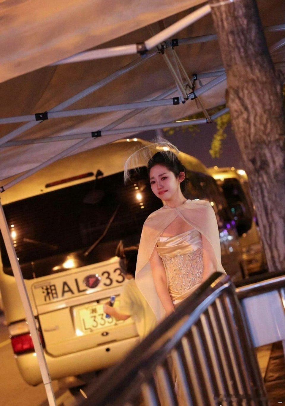 万千惠路边哭惨了心疼姐姐