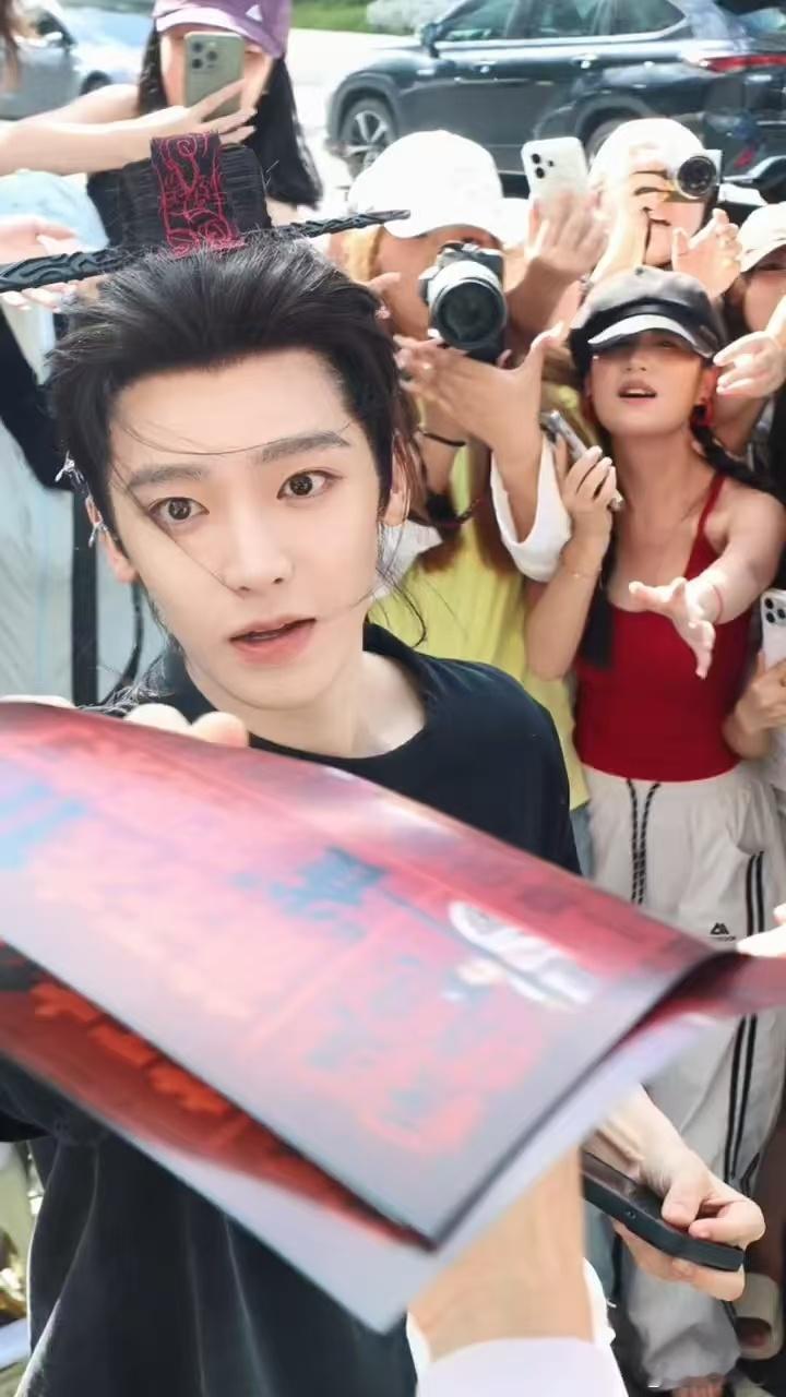 谁收到了侯明昊的剧宣传单很少有演员这么用心宣传作品，侯明昊认真推广雀骨的样子，值