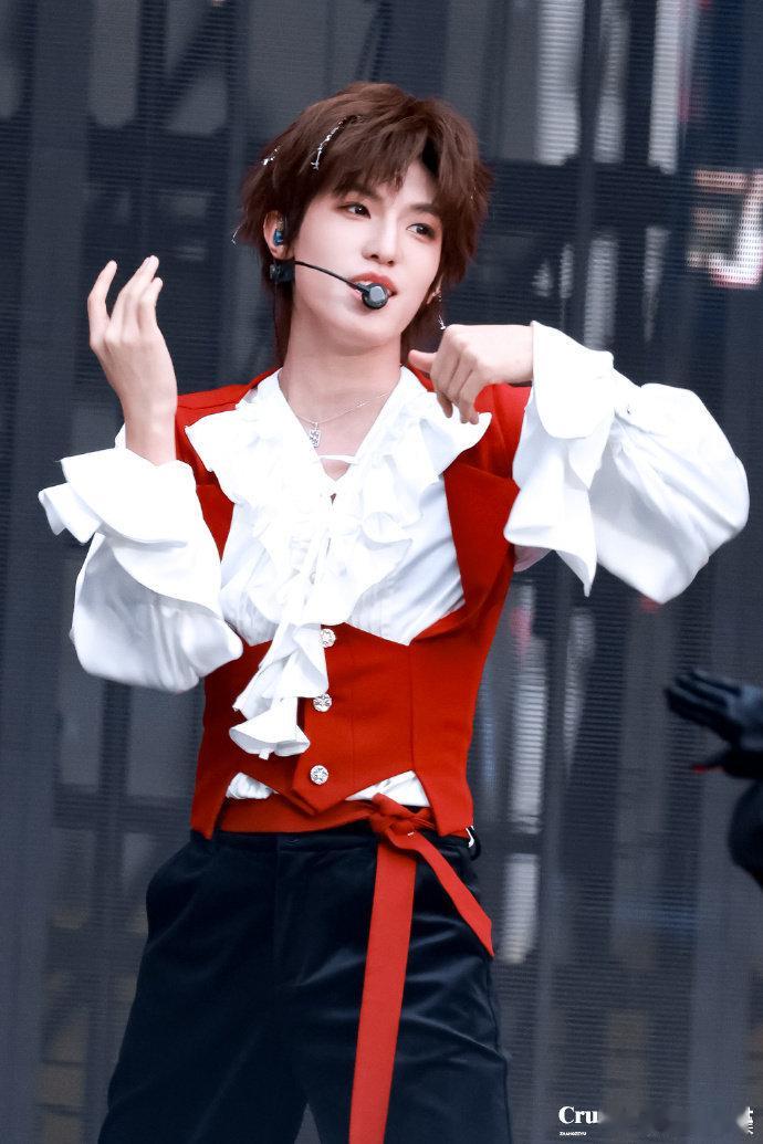 张泽禹帅成啥了 终于理解什么叫帅到失语!当张泽禹的怼脸特写突然占据整个大屏幕，那