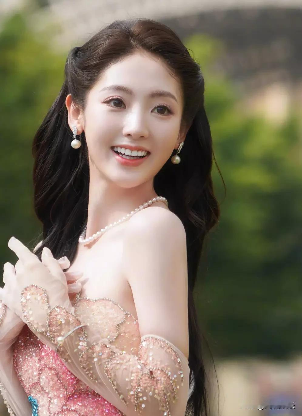 【邢菲新造型杀疯了！甜妹突然解锁港风美人技能】
 
这组九宫格发出来直接炸锅了！