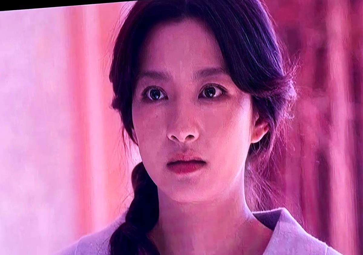 胡刚已去大倪家吃饭。这事在《四喜》里，可把冯美奇整懵了。她本想闹小性子，等着胡刚