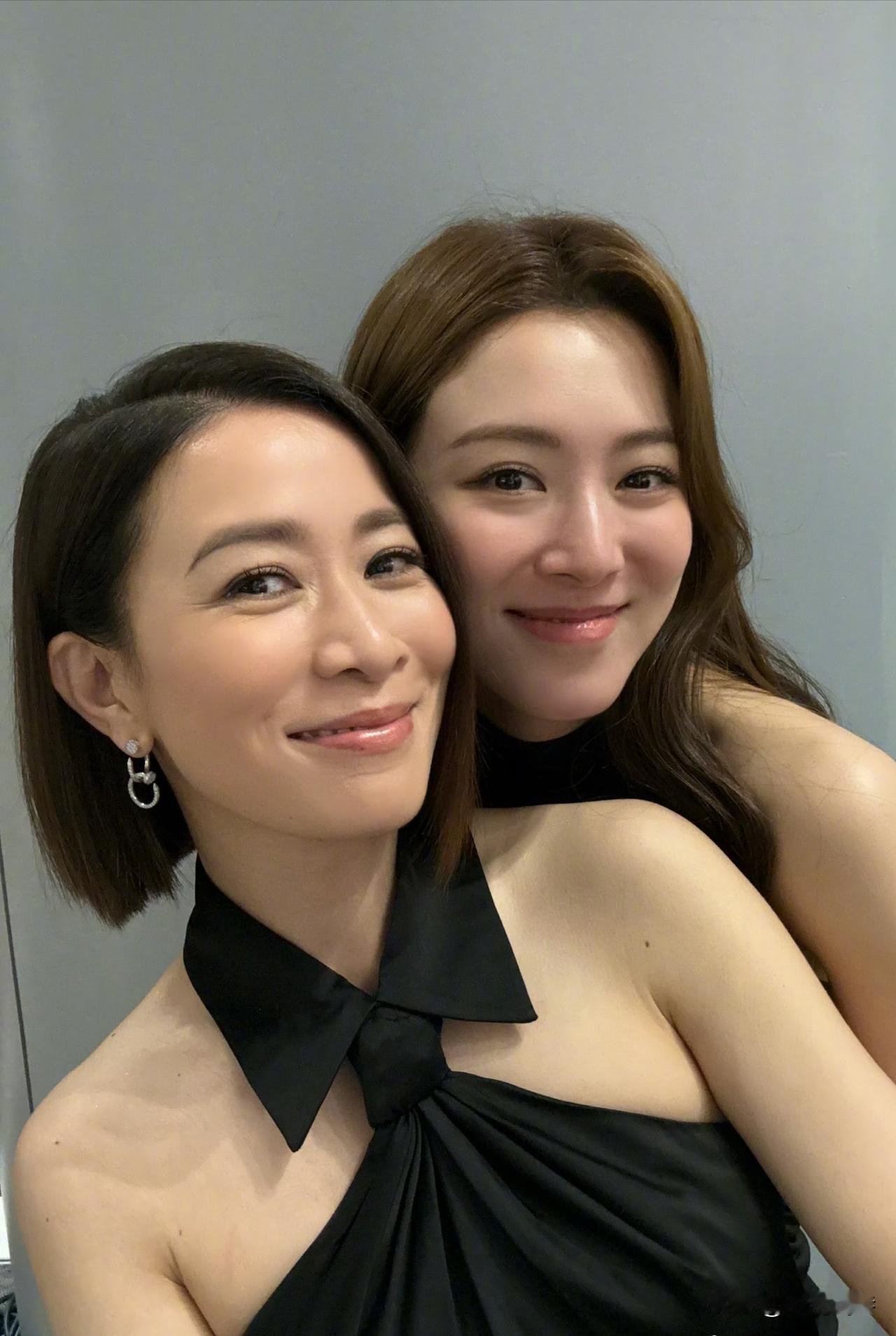 佘诗曼旁边的美女小姐姐大家有认识的吗？她应该也是位演员吧？这颜值和气质丝毫不比大