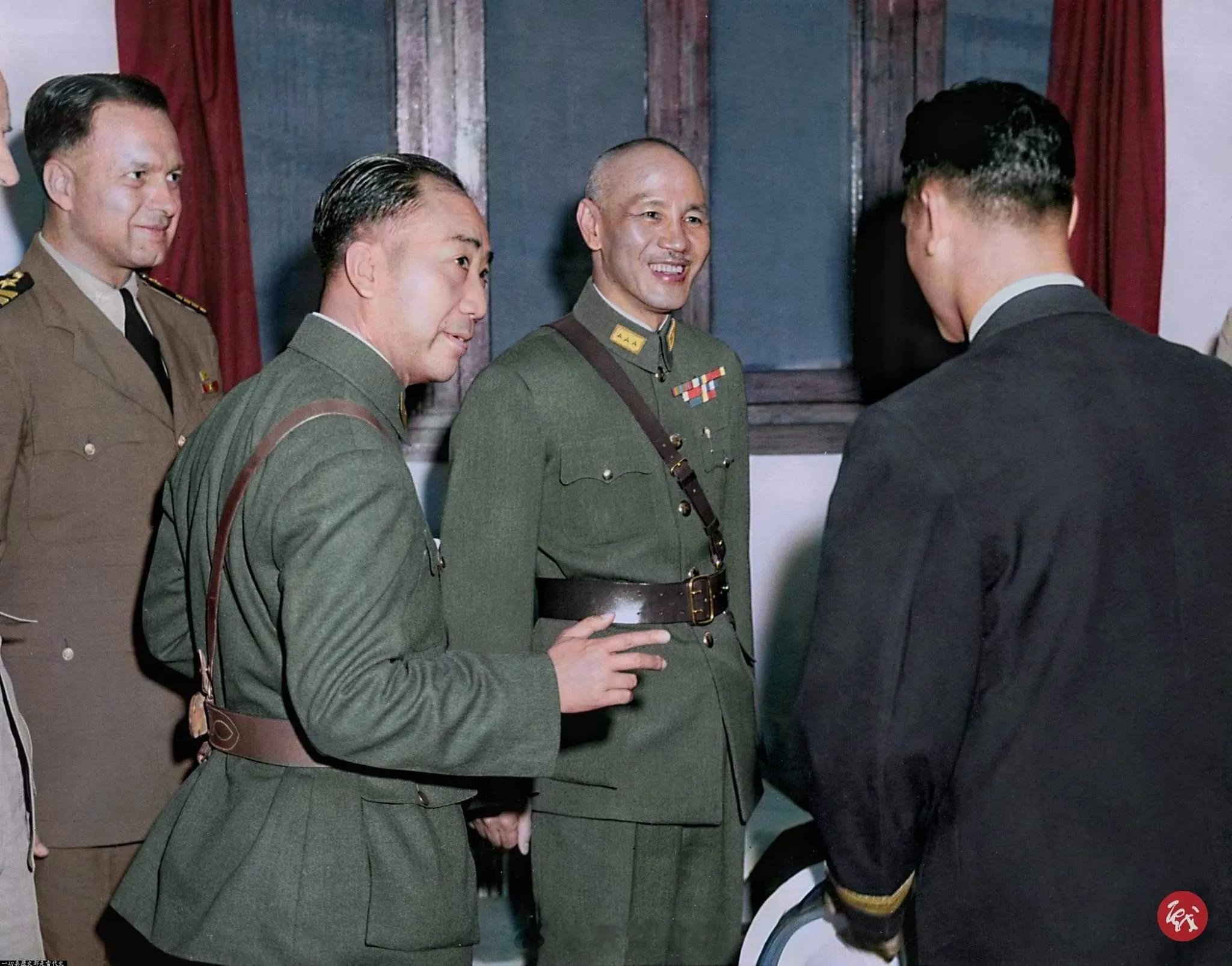 1942年，重庆。蒋介石参访 “中美合作所”，所长戴笠及副所长梅乐斯在场陪同。该