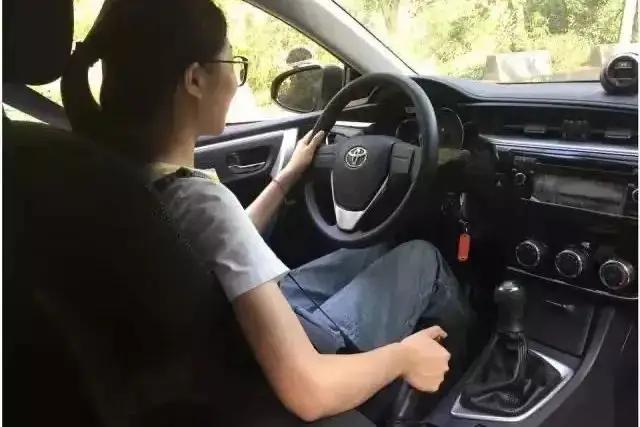 考过驾照的朋友都知道，副驾驶坐个“老司机”护航，心里才踏实。可谁能想到，在河南郑