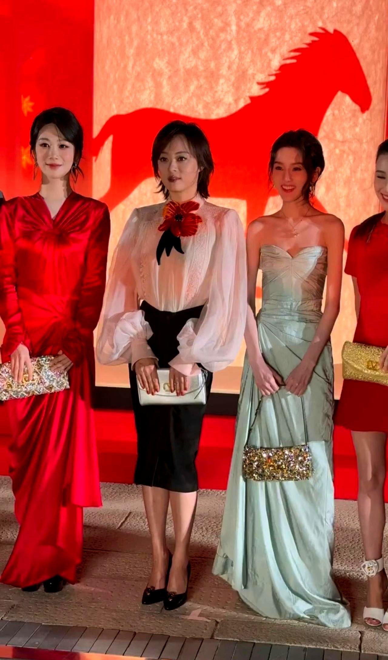 红毯不是走秀，是战场。
背景色就是你的敌人。
杨紫上次穿红裙站在红墙前，像一滴血