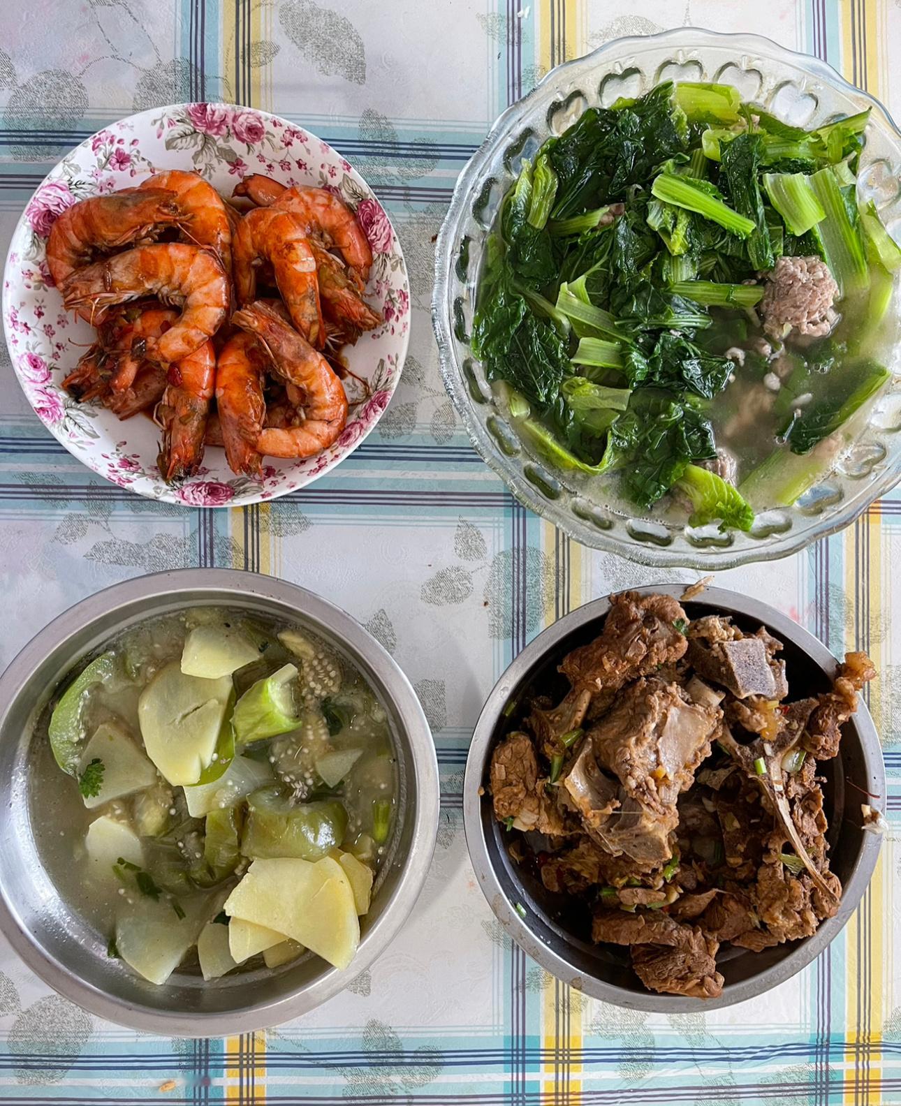 很享受在厨房做饭时父母在客厅不断下达“指示”“少放盐”“饭再闷一会”“切点蒜”“