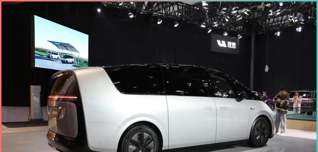 3月最刺激的不是谁又上了新车，而是你刚准备刷卡，隔壁销售一句“下周可能要调价”，