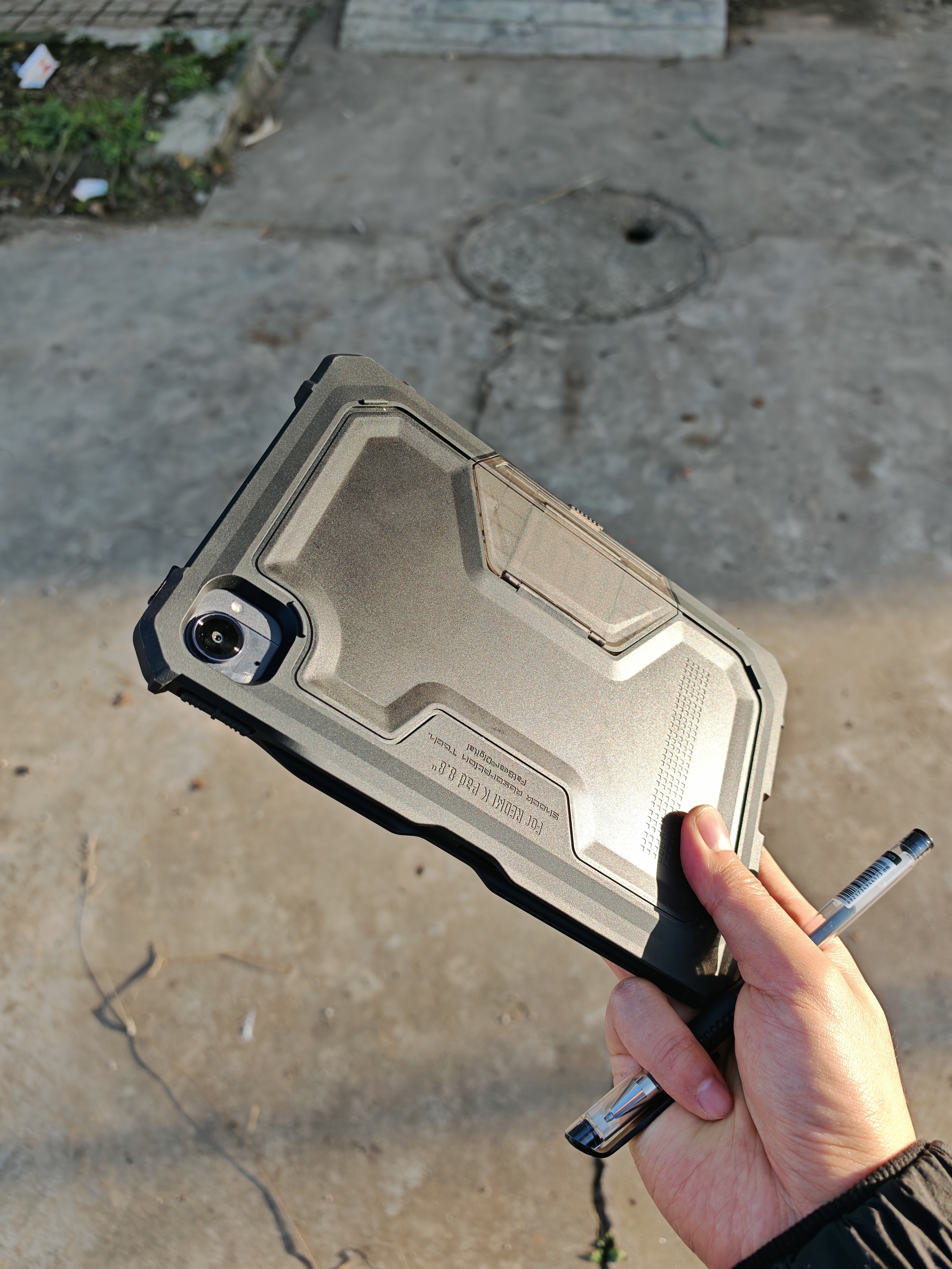 给KPAD整了个肥熊家的战术壳，出门干活有加固平板的感觉，再也不怕摔了磕了