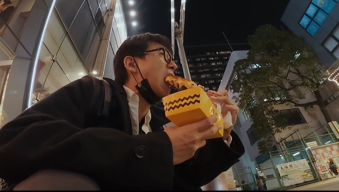 你怎么就这样蹲着吃哈哈哈哈哈 