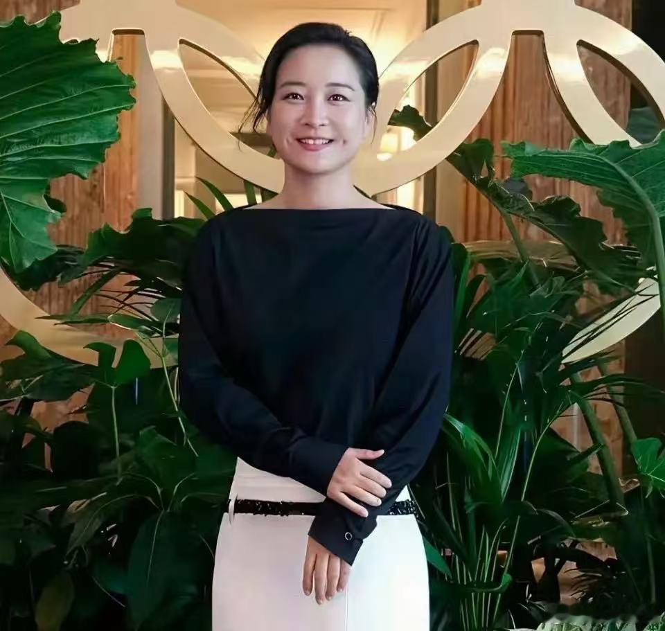 网传赵露思客串贾玲新电影 网传赵露思客串贾玲新电影《转念花开》，不知真假，先期待