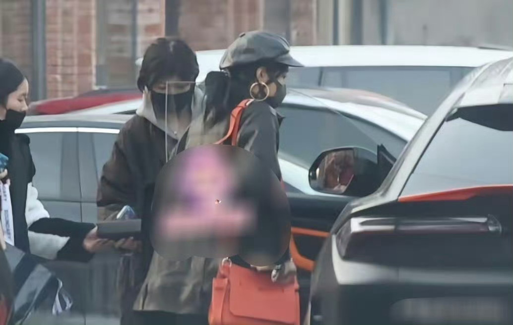 曝关晓彤喜提新车关晓彤提了一辆新车，好像是兰博基尼看车媒说是混动版本，纯电跑42