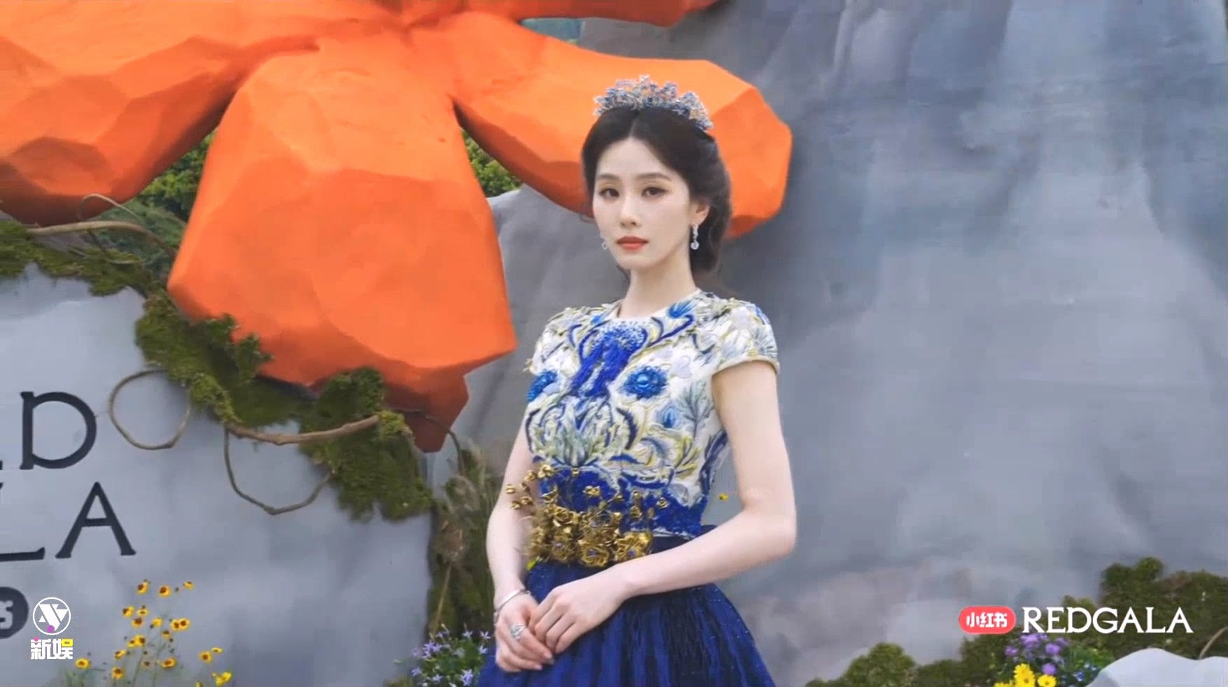 刘诗诗开毯刘诗诗蓝孔雀公主 天啊，是我们的大使开毯！一身蓝孔雀公主裙，美得大杀四