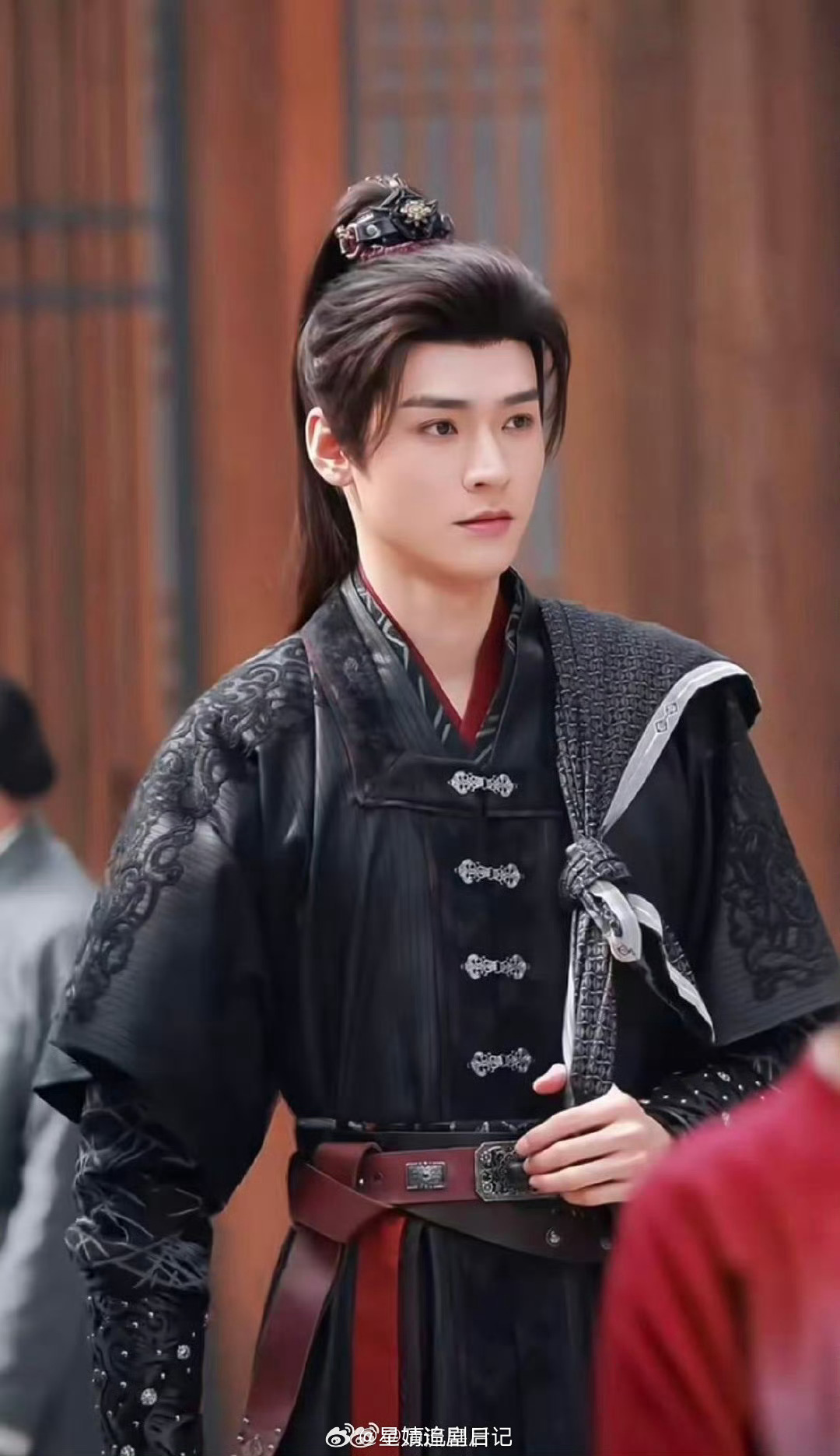 有网友问是不是后面的古偶将军都不能拍了，看起来都有点粉底液将军的嫌疑。毕竟内娱古