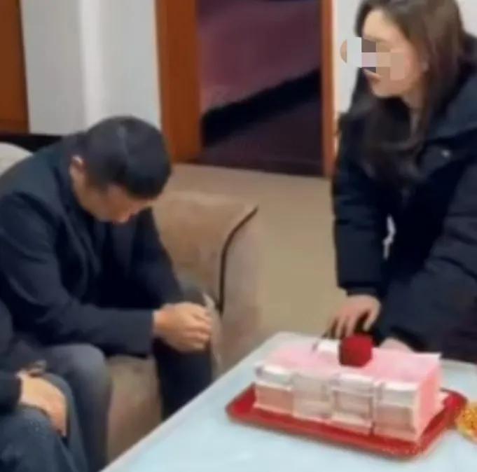 婚后第二天，丈夫想着生米已经煮成熟饭，让妻子将带回的彩礼还给他父母，说父母为了他