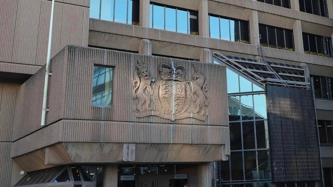 在利物浦夺冠巡游期间开车撞伤百人，肇事者被判21年半监禁据英国天空电视台报道，因