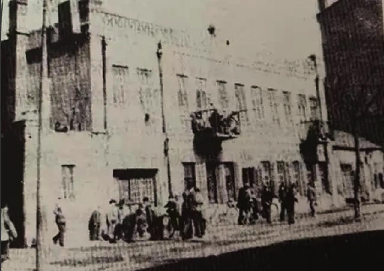 1937年，地下党员张宗伟被捕，期间，妻子就在人群中，看到丈夫要被日军带走，刚要