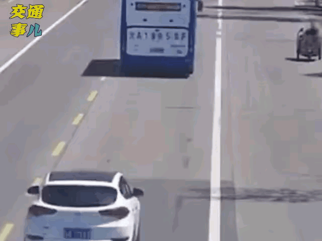 看着速度不快，撞击力却这么大，车毁人亡的程度了。希望大家都能遵守交通规则