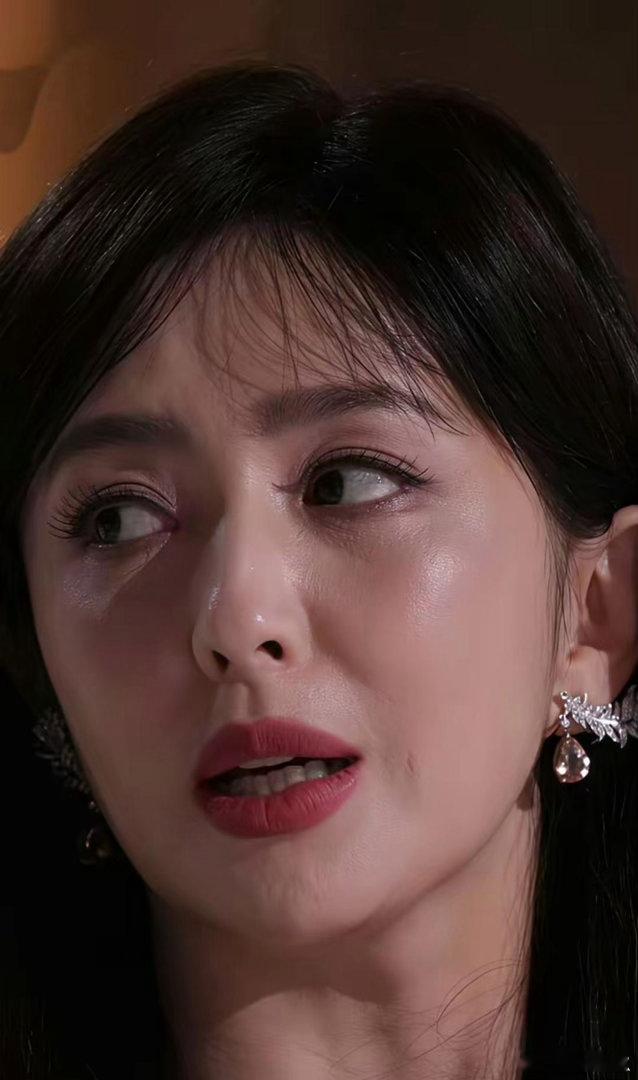 佟丽娅近距离怼脸生图直出，颜值毫无短板，精致眉眼太耐看，颜值魅力依旧让人沦陷 