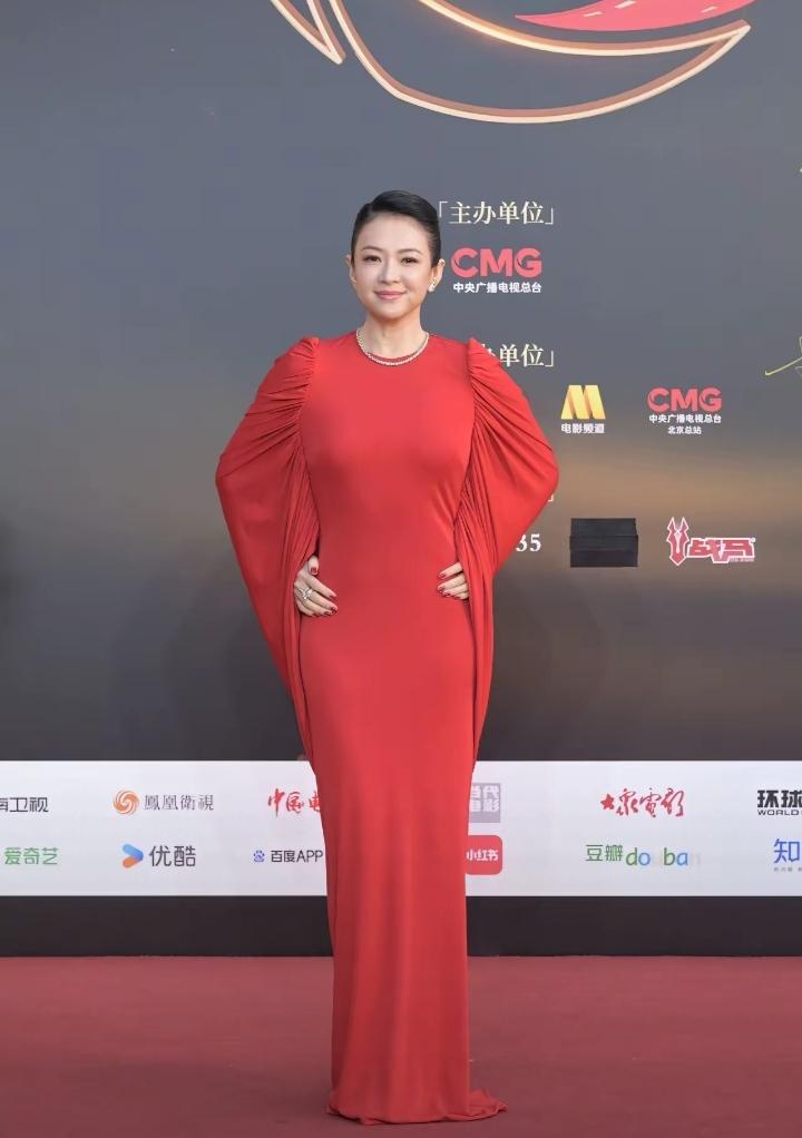 47岁的章子怡状态好到惊艳！
3月20日，章子怡亮相首届CMG中国电影盛典红毯，