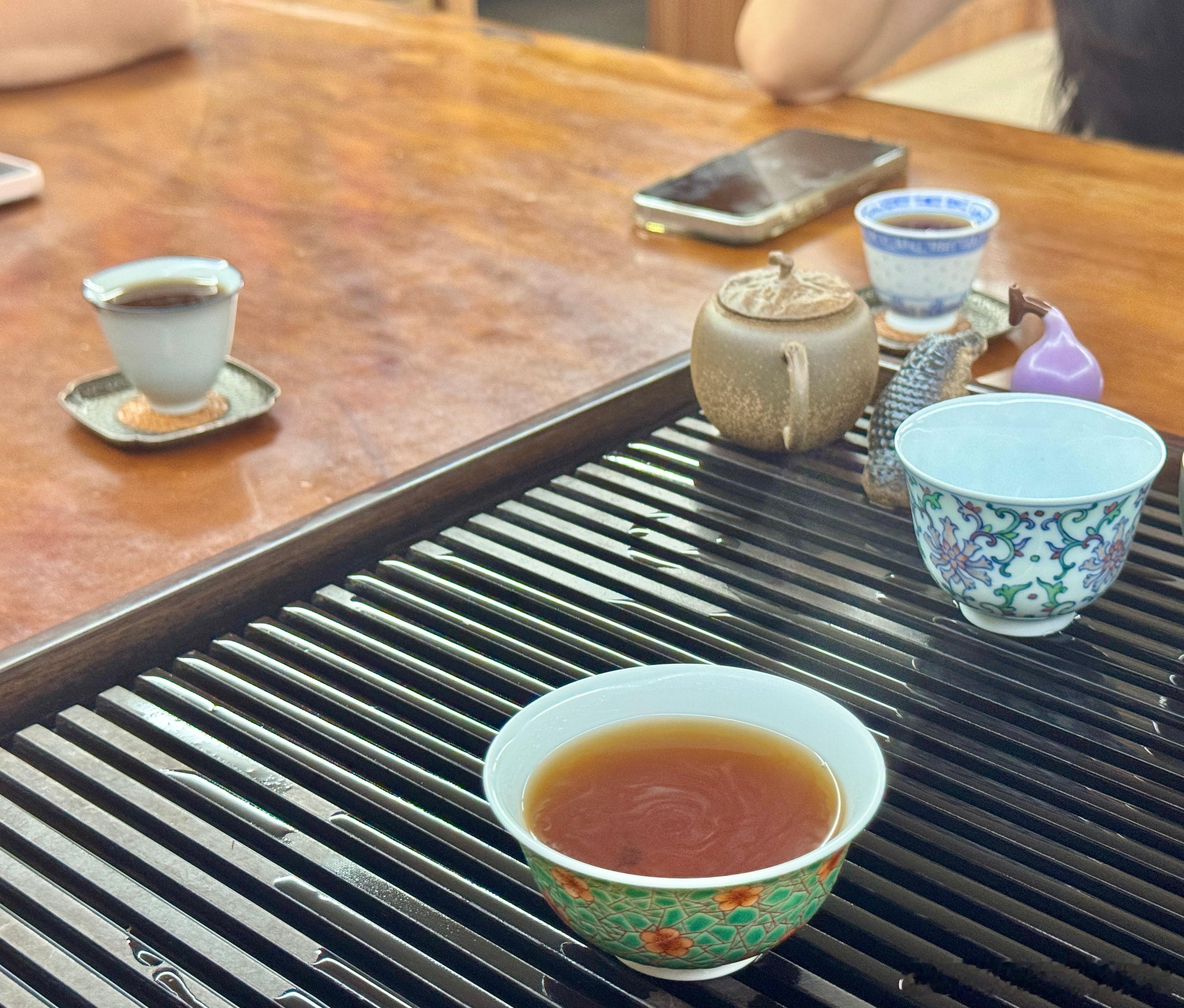 三个女人一台戏三个初中同学妈妈凑一块儿八卦来了都是初中最好的哥们，那会儿天天一块