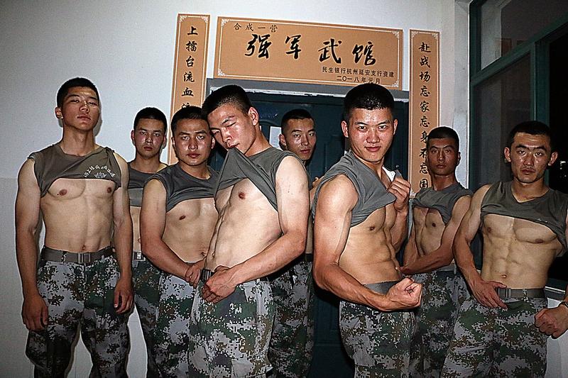 个人觉得，从实战化的视角来看，体能考核标准对于每一位军人而言，无论性别、年龄、职