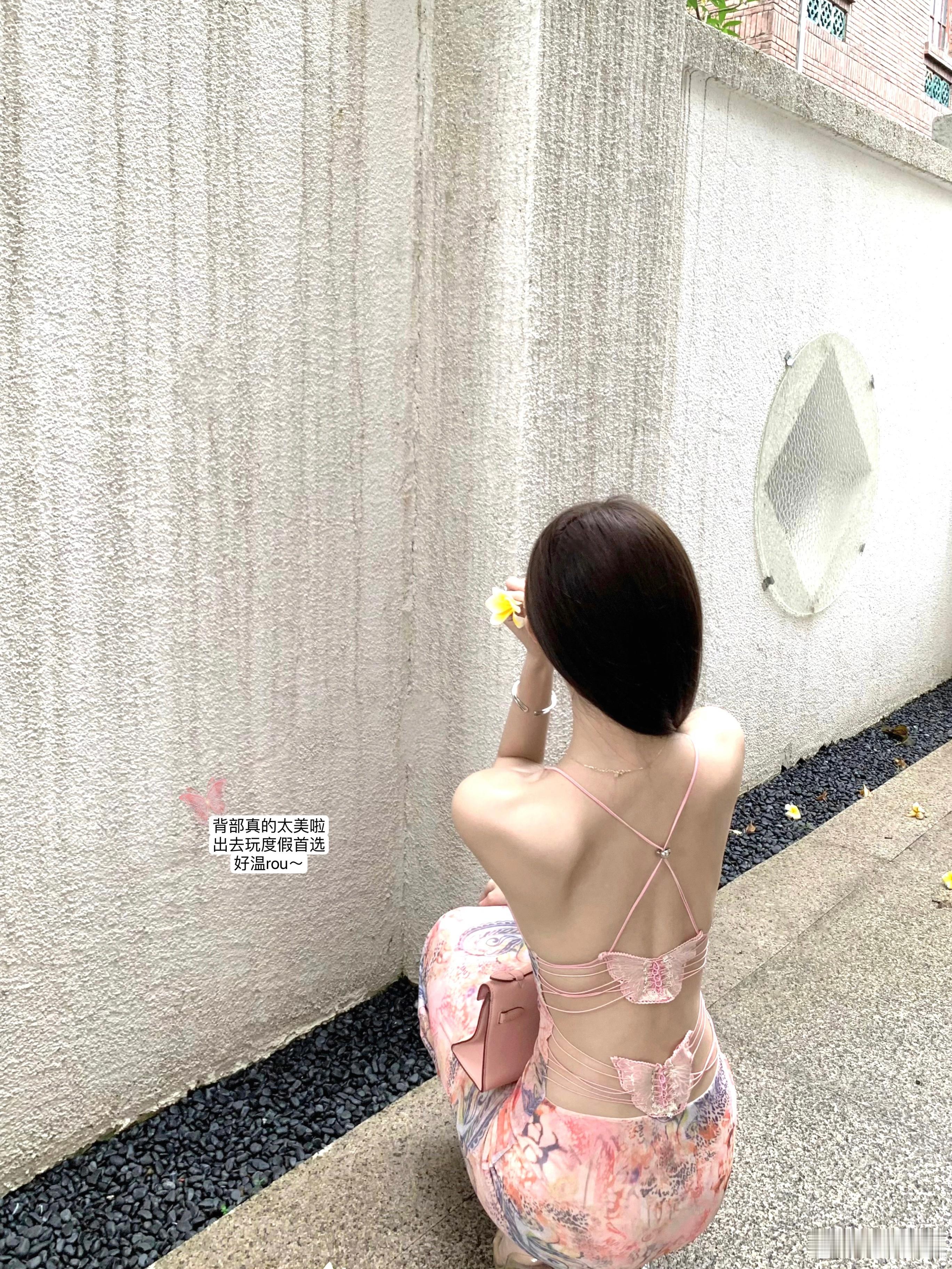 📅5.31News这个夏天必不可少的一条度假裙背后的镂空蝴蝶简直不要太美了～黑
