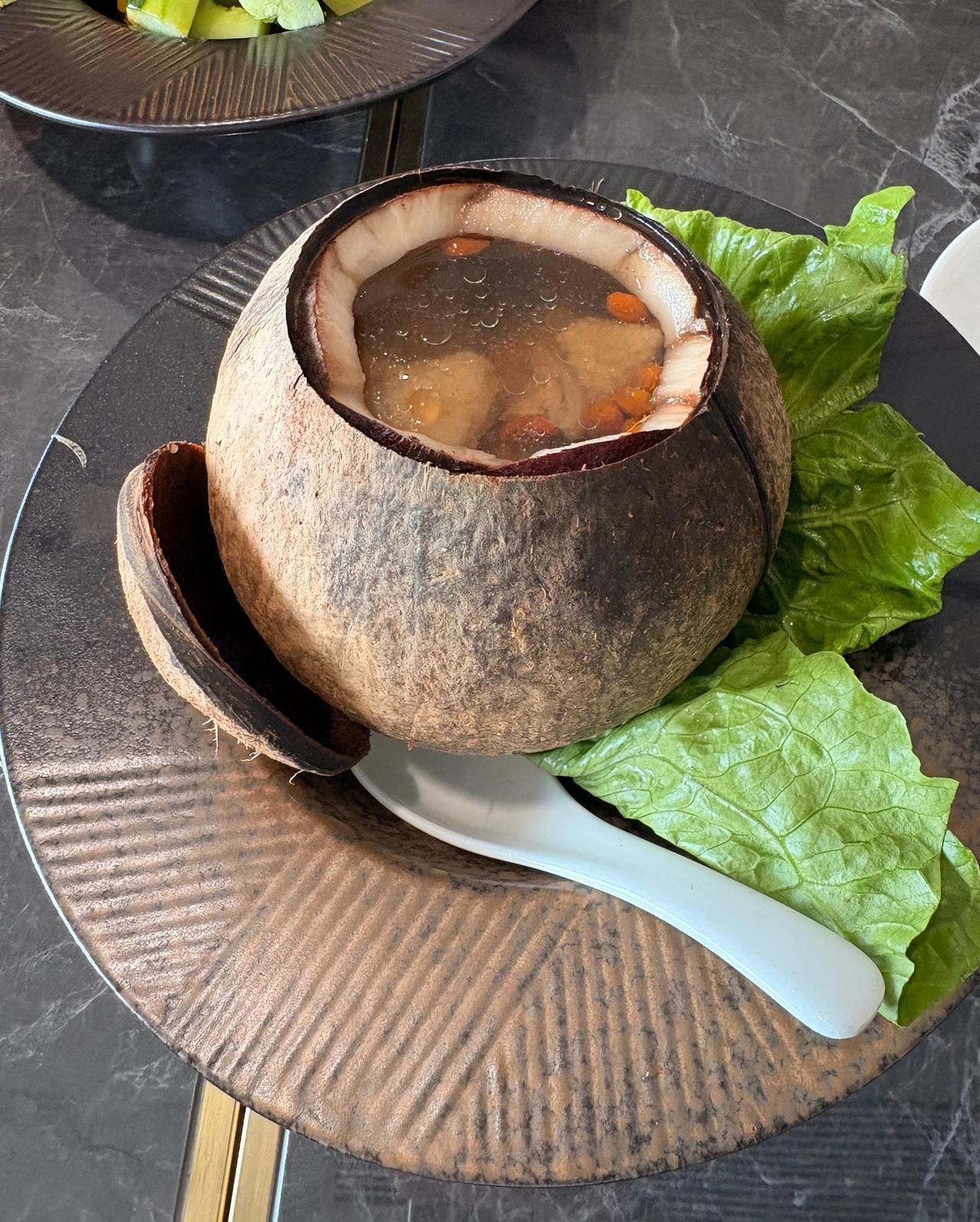 椰子煲鸡汤

你还别说，椰子和鸡配在一起煲出来的汤，味道非常的甜美，昨天去一下广