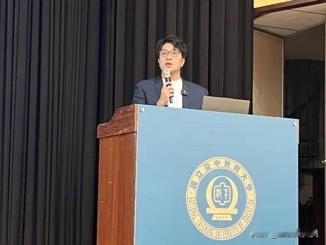 民进党立委沈伯洋今（4日）晚到台中教育大学演讲，沈伯洋叫嚣，认知作战就是要引起仇