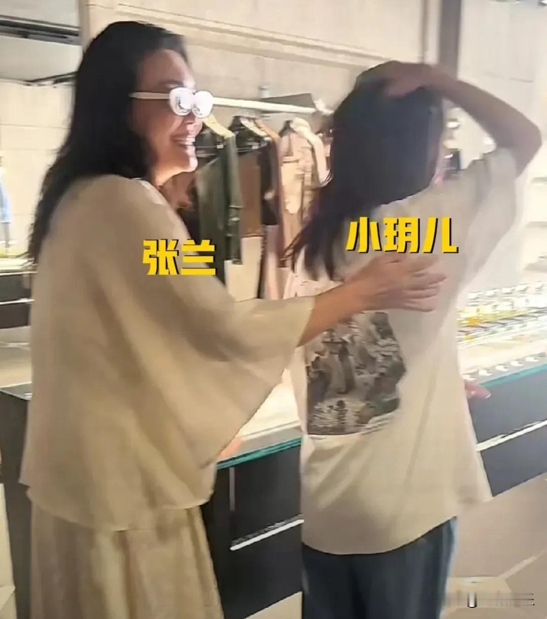 张兰带小玥儿逛三里屯！12岁玥儿剪了短发个子长高了不少，背影神似大S

7月3日