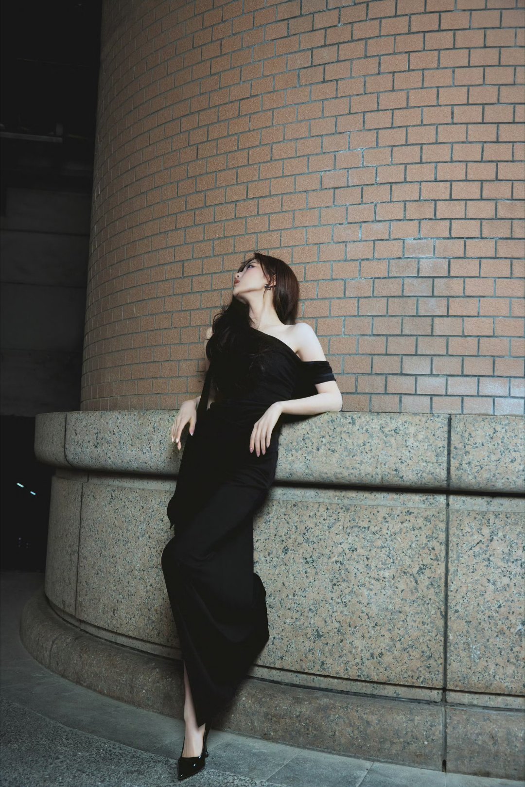 杨超越 全黑look的女王 杨超越在上海某品牌活动中以一袭全黑斜肩开叉长裙惊艳亮