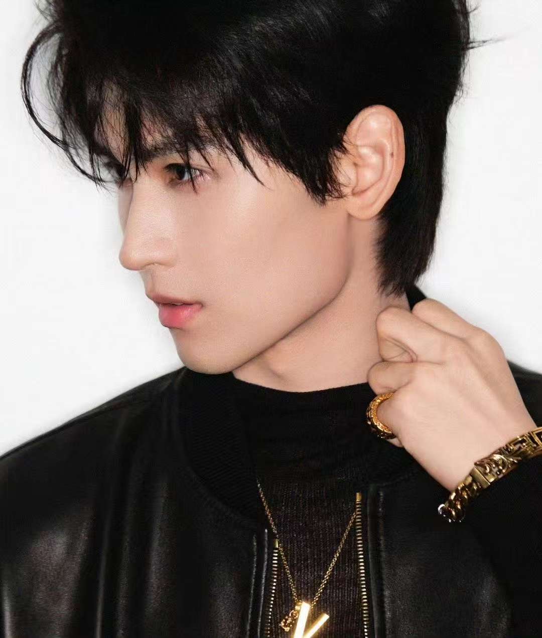 黄俊捷这身真的好A！这个墨镜加仰视角度侧颜也太绝了！ 