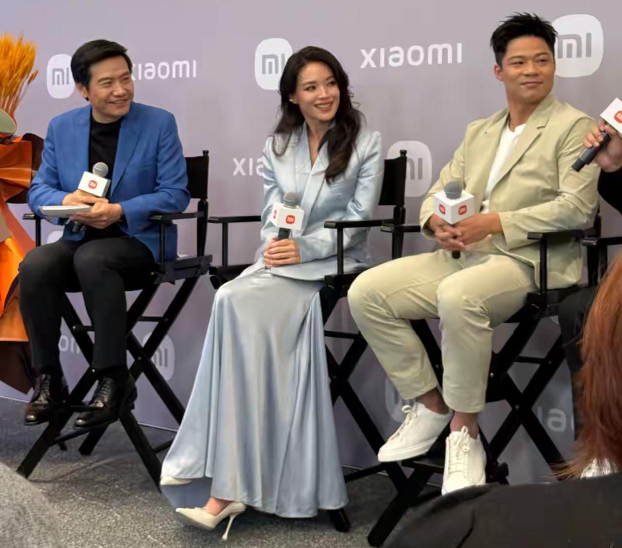 相信不少人发现了这个华点吧，
舒淇的腿真长，
看看旁边的两位男士都成了小短腿话说