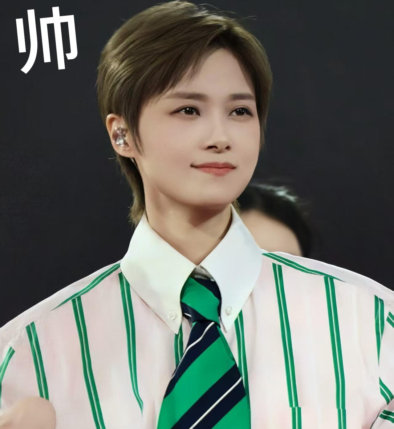 李宇春为什么不结婚？
不是没人喜欢她，
也不是她年龄大了，她都42岁了，早就不需