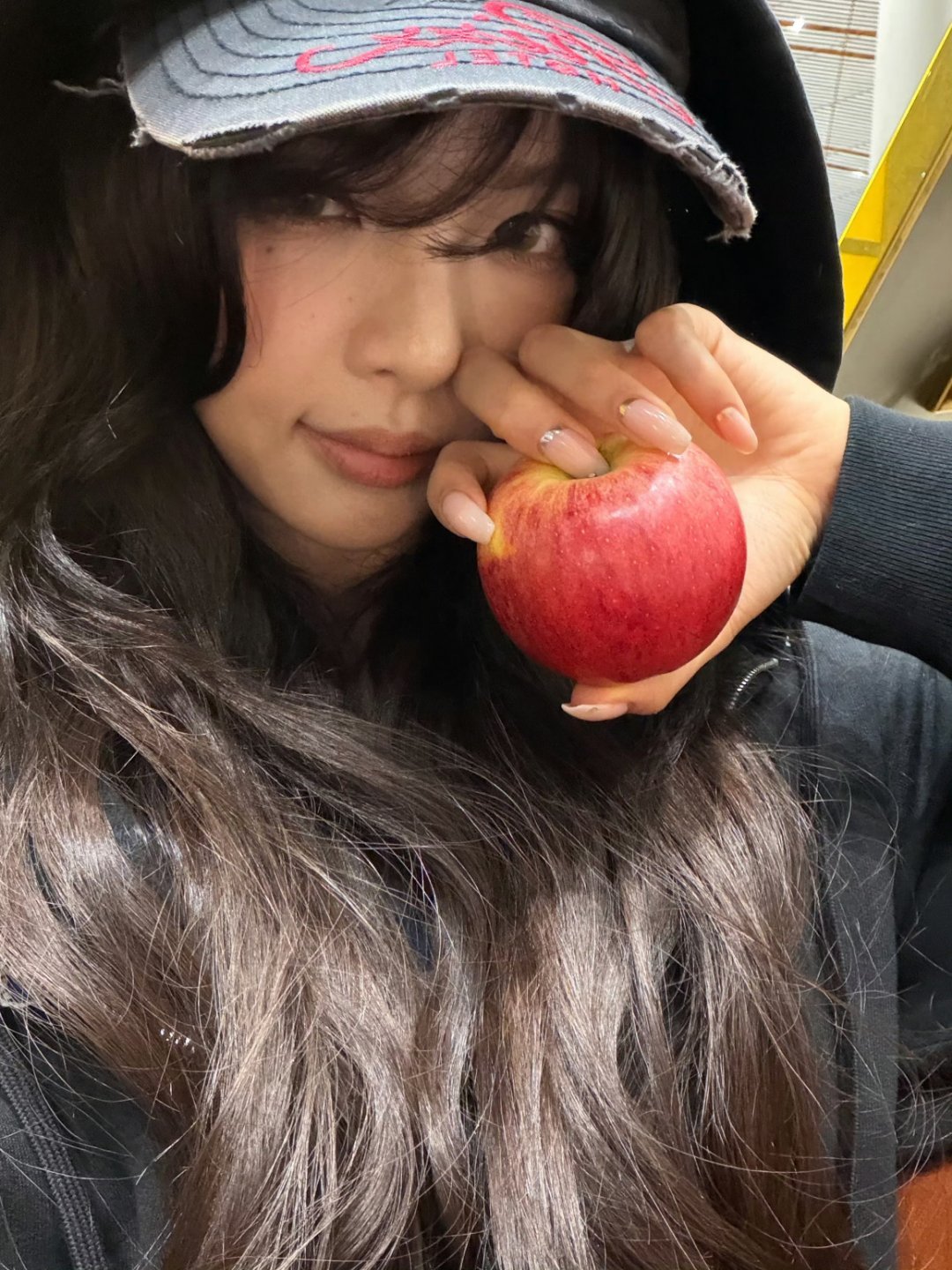 杨超越在offer8外科结PK太亮眼，戴着美甲也能快速完成8个结，还感慨打结就跟
