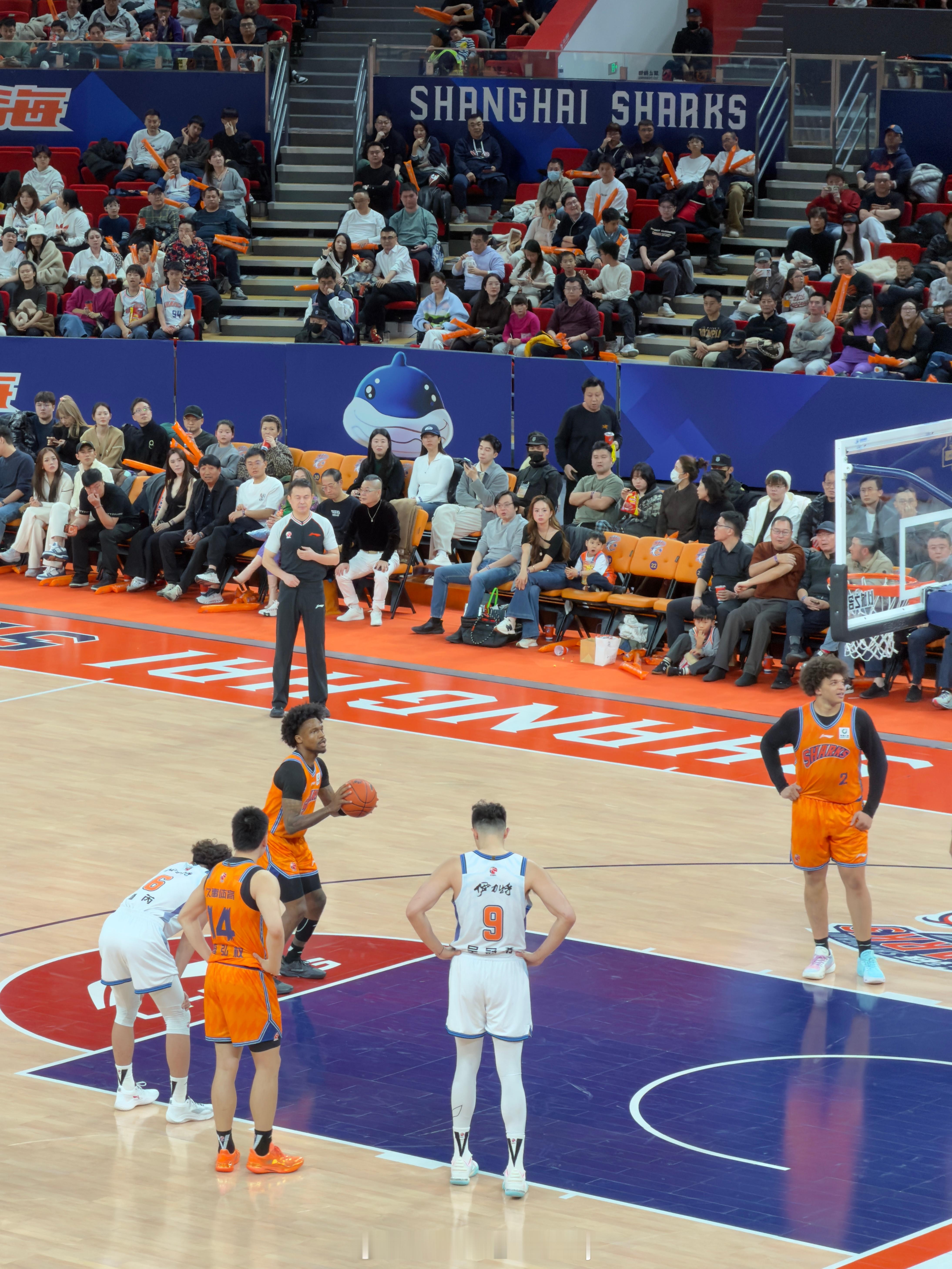 还是久事暖男好但是洛杉矶的死渣男明天又要虐我了！ 上海·上海体育馆