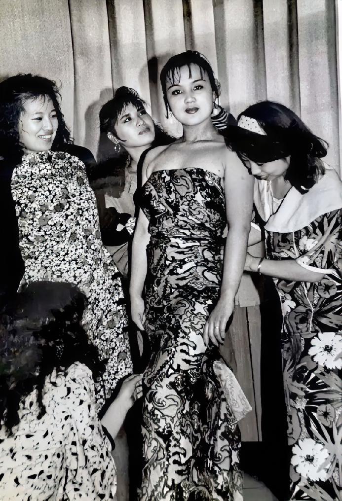 上世纪80年代，服装模特业兴起，促进了市场经营，模特在展示新款绸缎旗袍。
   