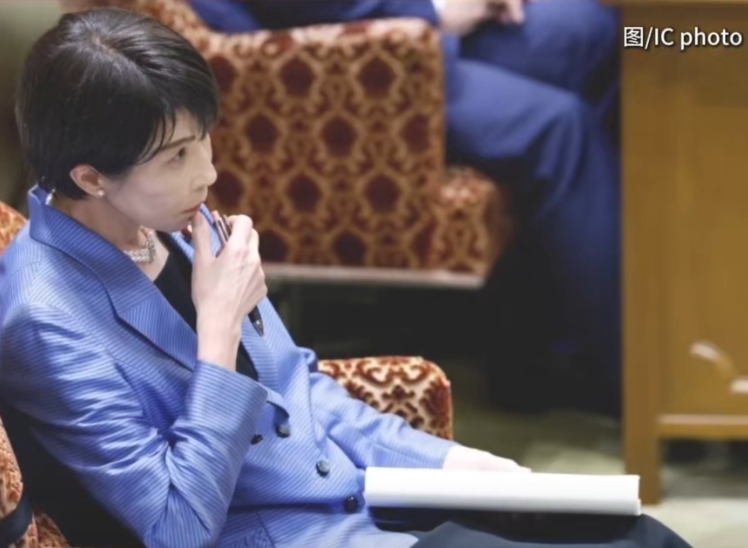 高市早苗这波操作，简直是“作死”新高度！在台海问题上疯狂踩红线，还妄图军事介入，