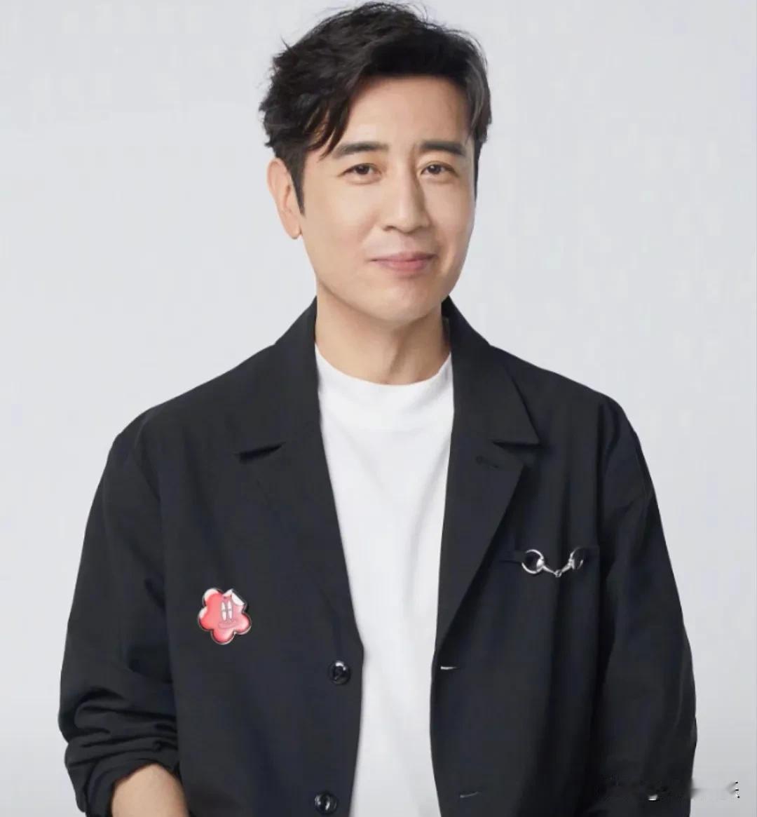 6月25日晚，于和伟意外冲上热搜！

起因竟是他缺席了白玉兰晚宴。第31届上海电