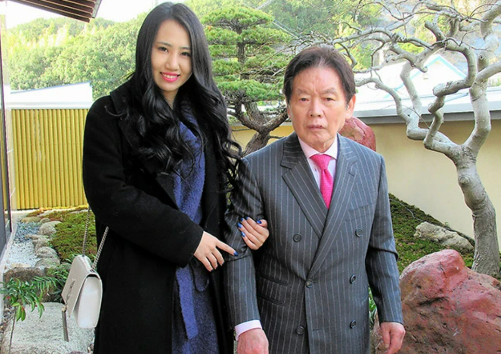 【#日本22岁女子涉嫌毒杀77岁富豪丈夫#，二审再判无罪，有望继承6.5亿日元遗