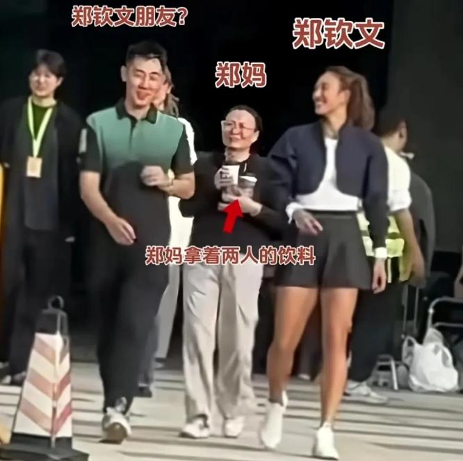 刚刚结束比赛的郑钦文现身上海拍摄品牌活动，身旁男士身份引人遐想。[心]

不过看