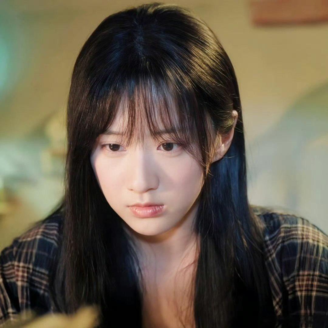 炽夏周挽灰度感女主 周挽的欺骗性直接拉满！包上恩演的小白兔看起来软乎乎没攻击性，