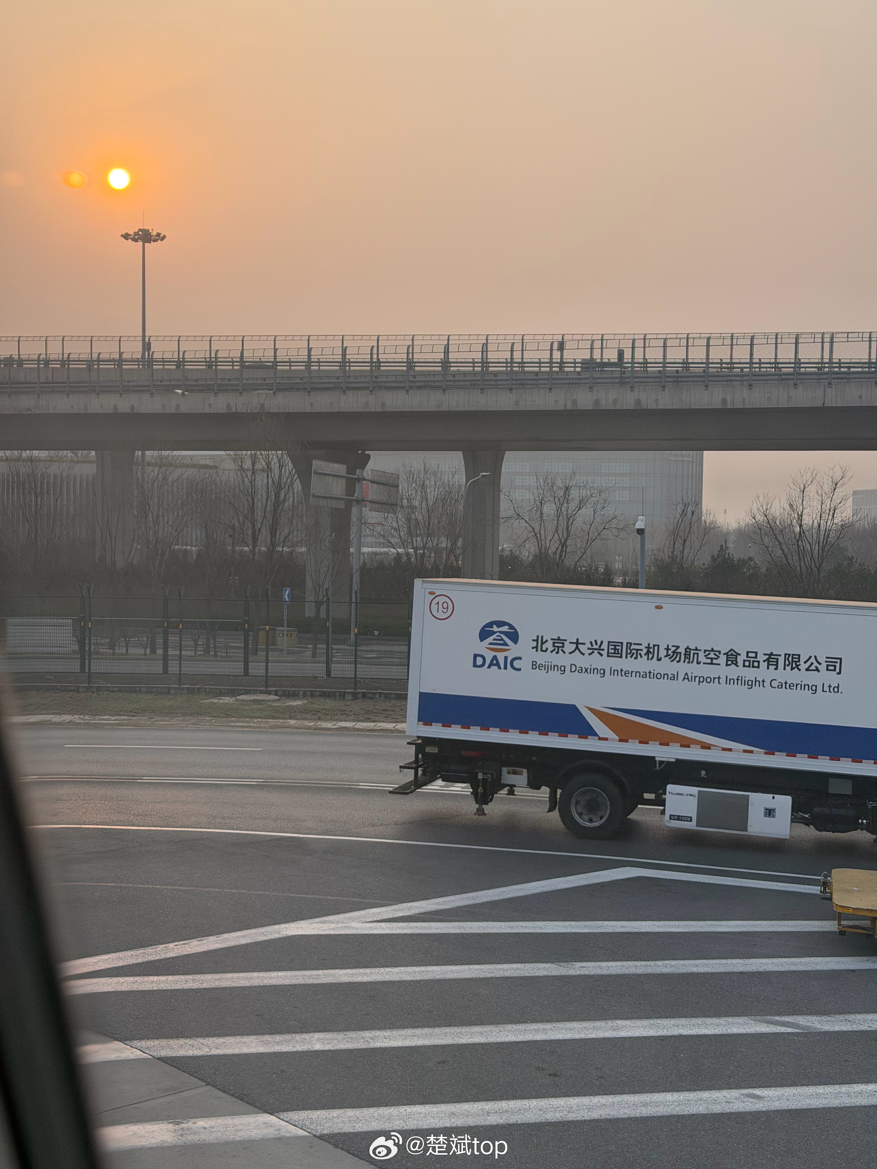 落地大兴机场，这是打算给我停路边啊，已经准备开舱门了