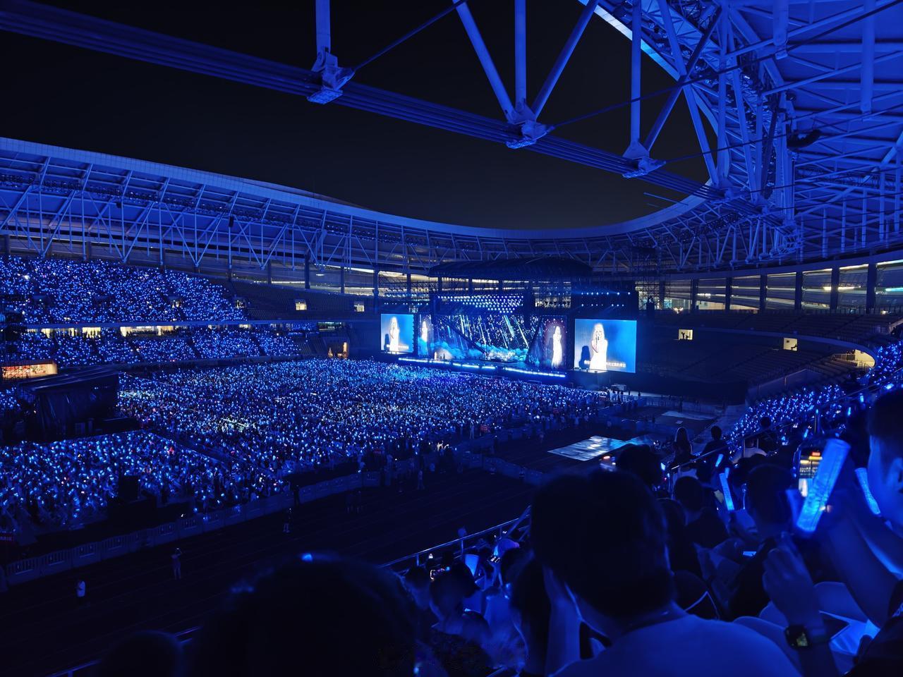 看演唱会还是得带有潜望长焦的手机[奥特曼]

分享一组小伙伴在看台用手机拍摄的蔡