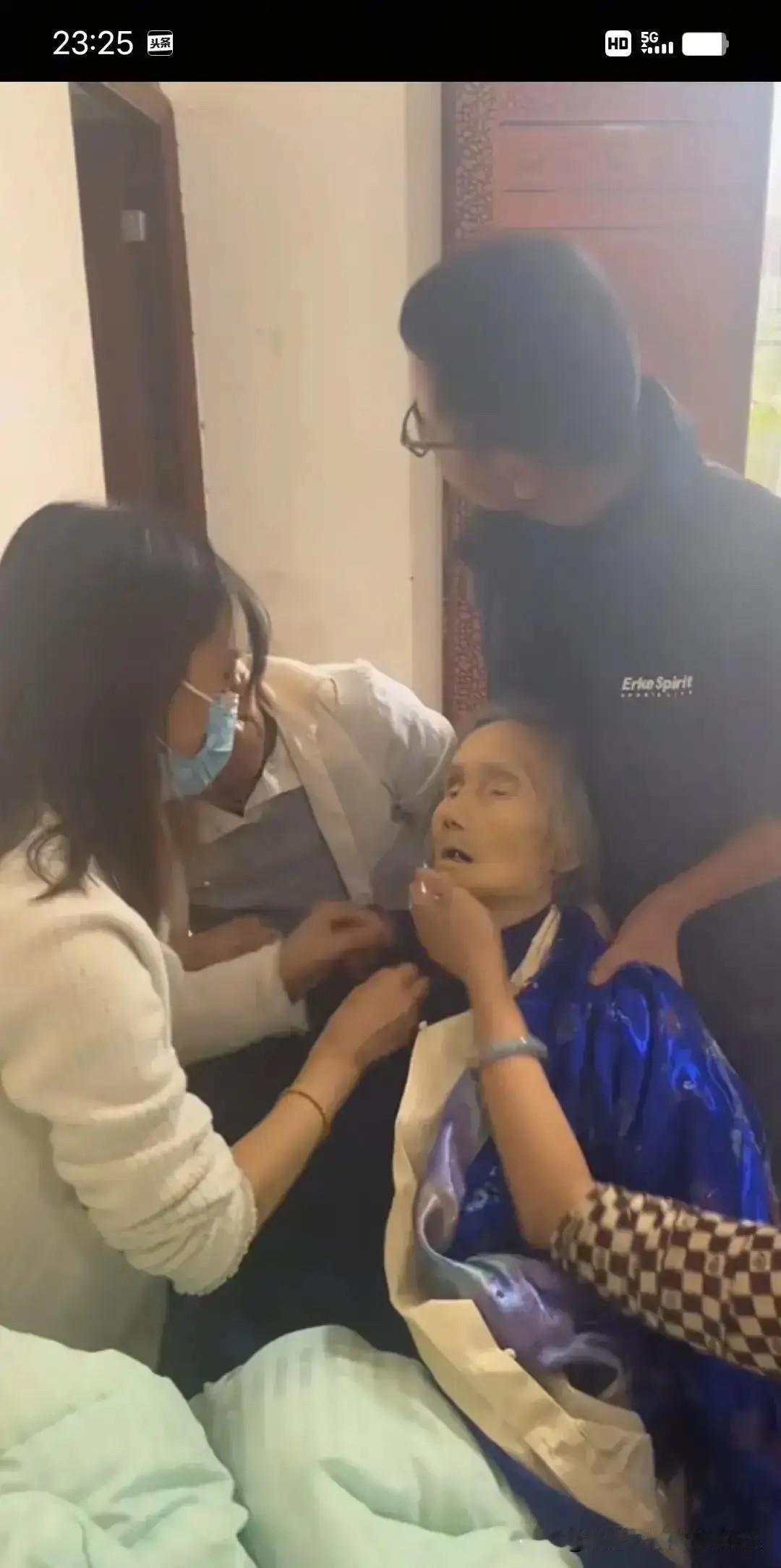 八十岁老母亲在ICU只剩最后一口气，医生让家属准备后事。五个儿女商量后，抱着寿衣