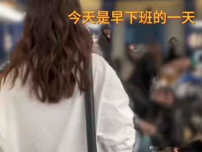 李小冉洗头前也做心理建设 谁还没有过洗头前的极限拉扯，李小冉完全就是我的互联网替