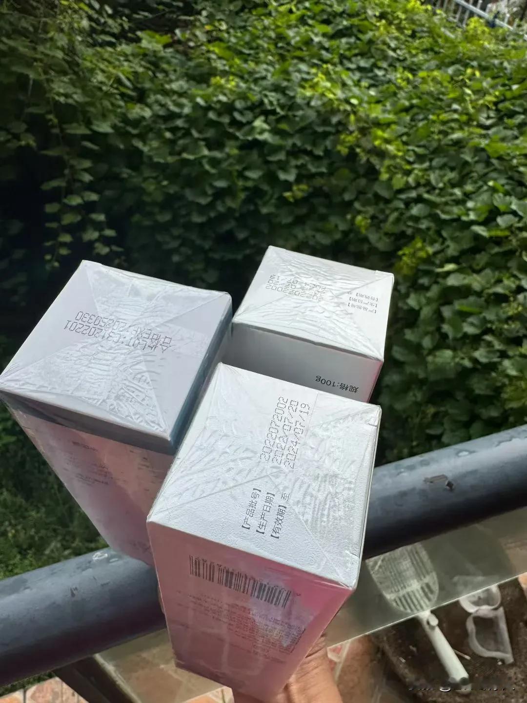 媳妇天天买一堆化妆品，有的都忘记了开封儿使用了。这一天天的钱花的多浪费呀！今天又